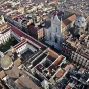 La foto ritrae Via Duomo, all'altezza del Duomo di Napoli, dall'alto.