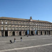 La facciata di Palazzo Reale a Napoli