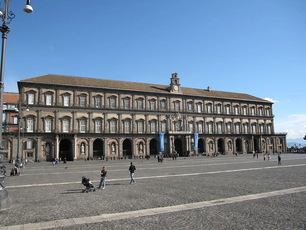 La facciata di Palazzo Reale a Napoli