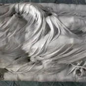 Un'immagine della scultura del Cristo Velato esposta alla Cappella Sansevero, nel centro storico di Napoli, raffigurante il Cristo nei momenti immediatamente successivi la sepoltura