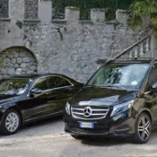 Un'immagine di due auto per noleggio con conducente a Napoli, entrambe nere