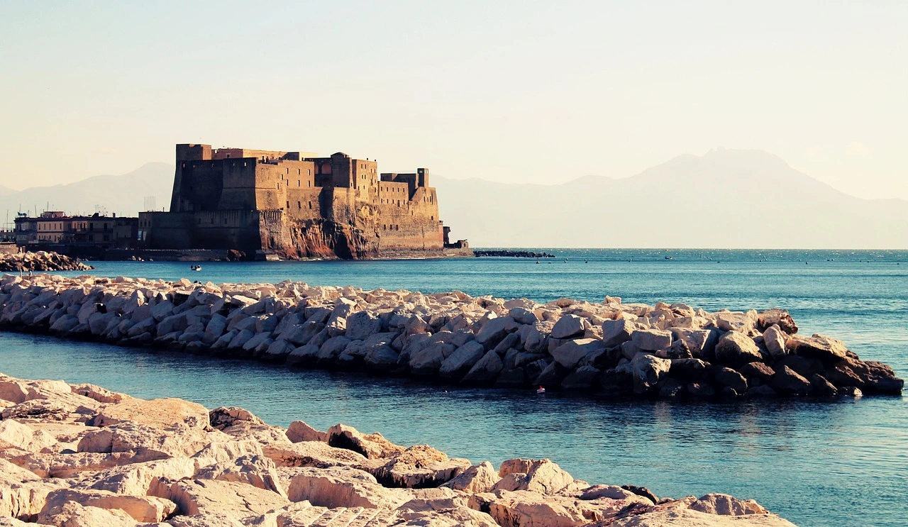 Vista di Castel dell'Ovo dal Lungormare di Napoli