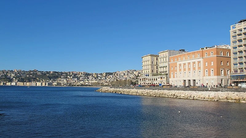 Una foto che ritrae il panorama del Lungomare di Napoli da Castel dell'Ovo