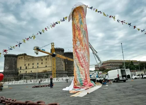 Chi è Gaetano Pesce, lo Scultore dell’Opera di Napoli che scatena l’ironia social