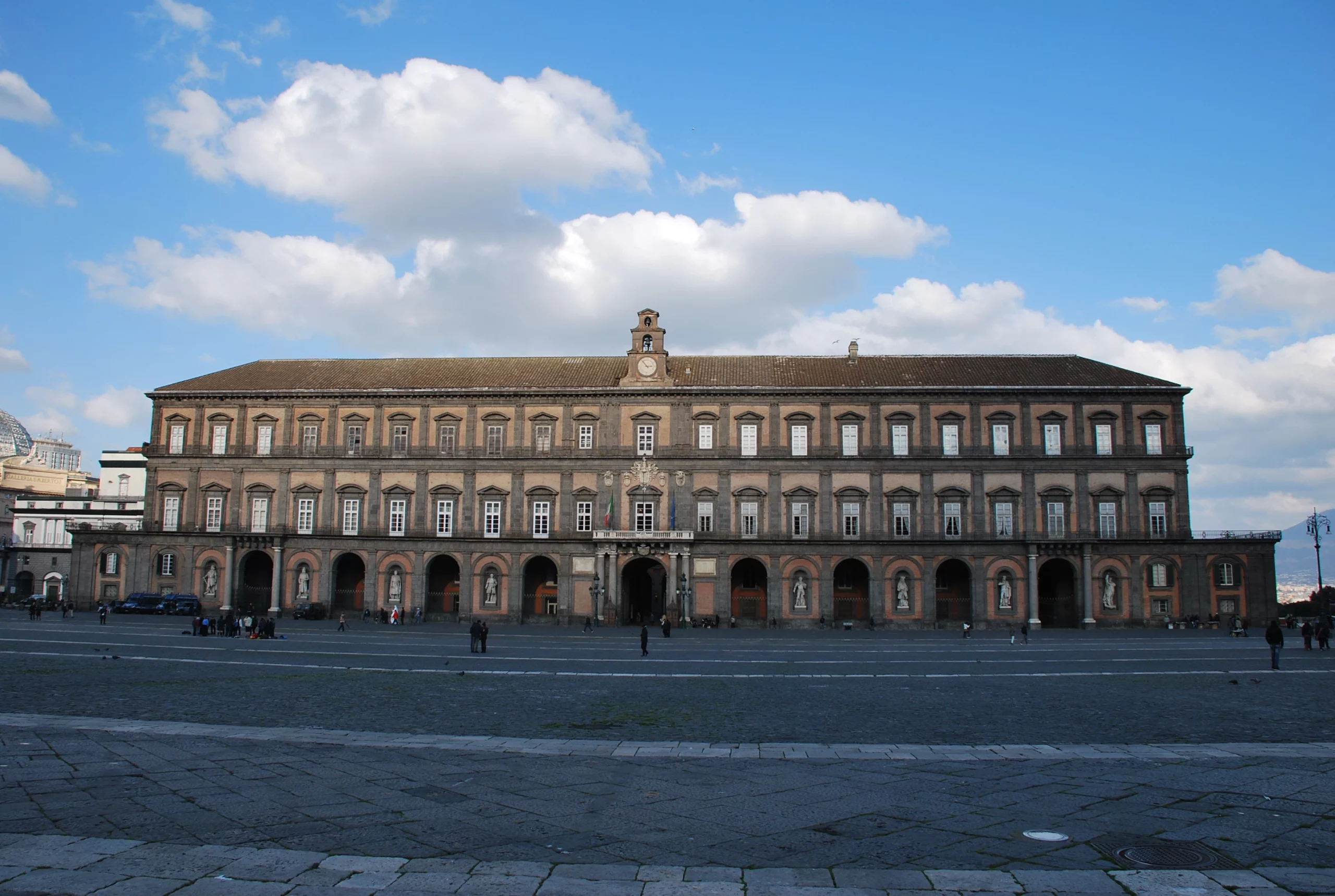 La facciata di Palazzo Reale a Napoli