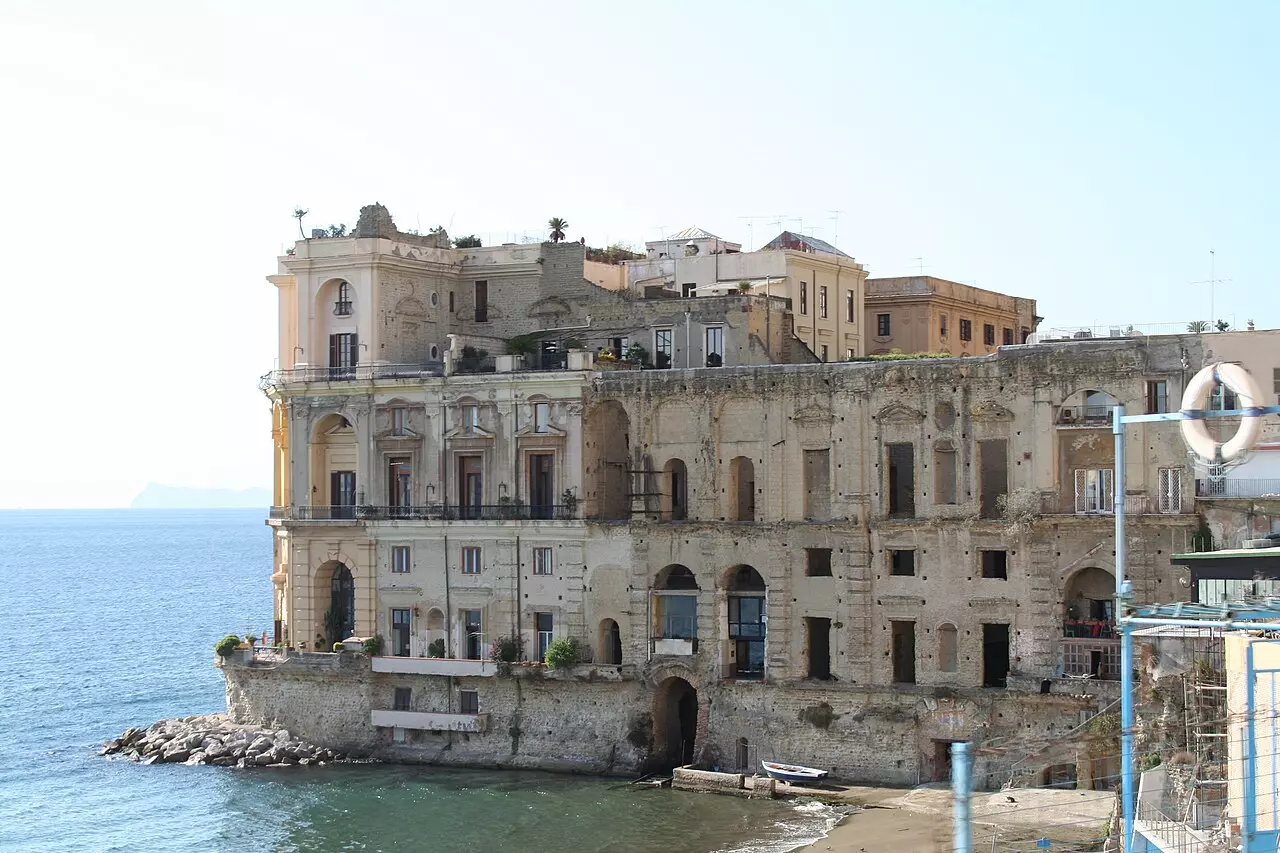 Palazzo Donn'Anna a Posillipo, uno dei palazzi più iconici del quartiere