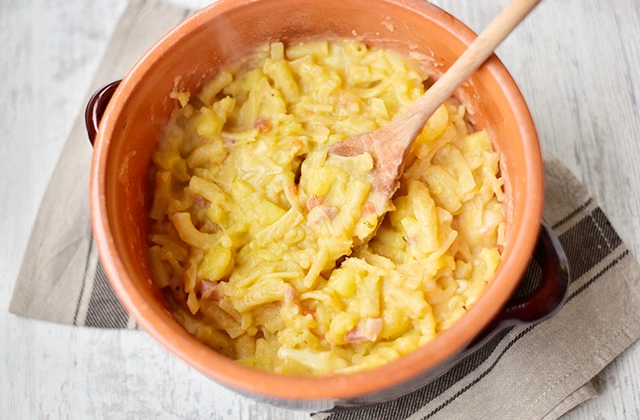 Pasta e patate con la provola, la ricetta tipica napoletana