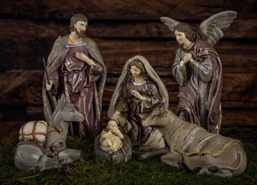 Le Statuine del Presepe Napoletano: Pastori e Personaggi Famosi