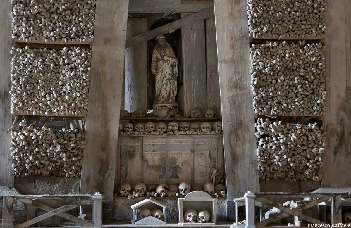 Il Cimitero delle Fontanelle nel Quartiere Sanità a Napoli