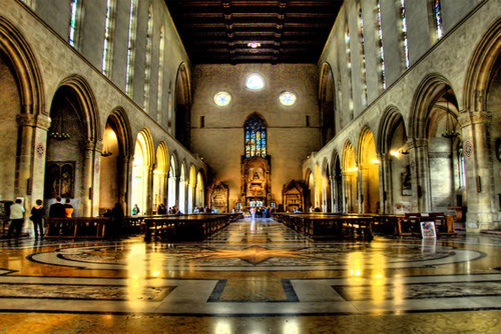 La navata della chiesa di Santa Chiara a Napoli