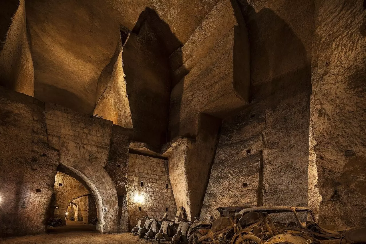 Una foto dell'interno della Galleria Borbonica a Napoli, in via Morelli