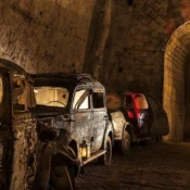 La Galleria Borbonica a Napoli: una foto degli interni con le auto a deposito