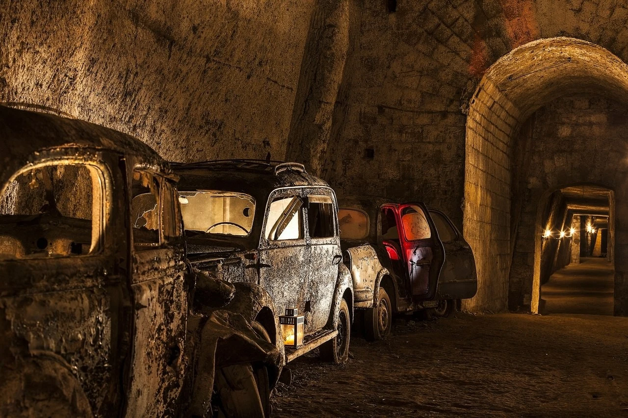 La Galleria Borbonica a Napoli: una foto degli interni con le auto a deposito